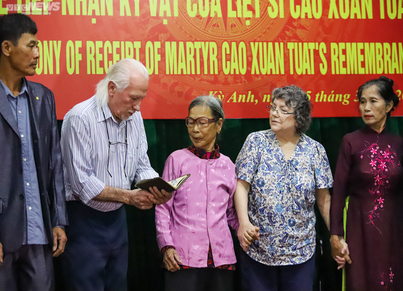 Cựu binh Mỹ Peter Mathews trao trả cuốn nhật ký cho thân nhân liệt sĩ Cao Xuân Tuất. (Ảnh: Tùng Nguyễn).