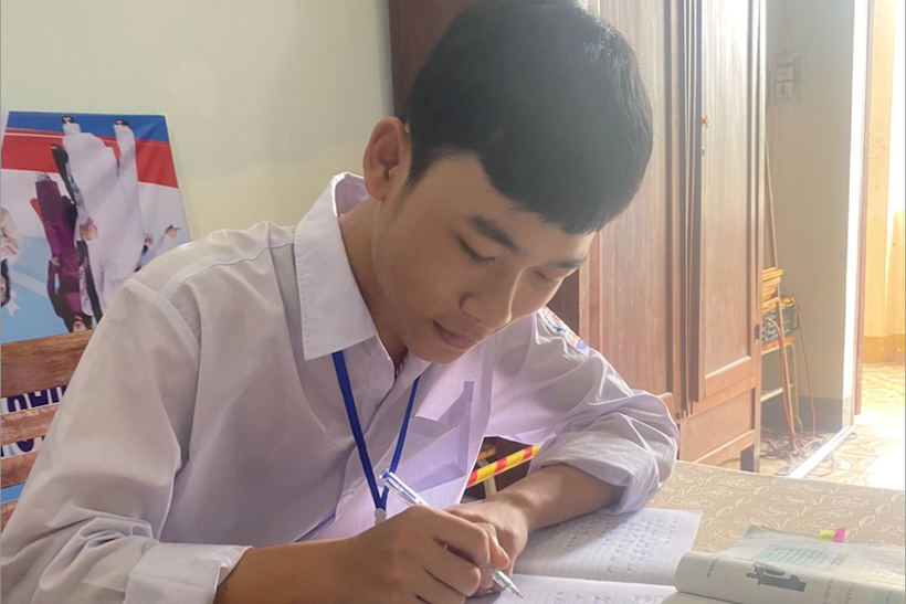 Em Phan Văn Bắc đã nỗ lực vượt khó khi là học sinh dân tộc thiểu số đầu tiên ở Hà Tĩnh đoạt HSG tỉnh môn văn hóa. (Ảnh: Bá Hải).