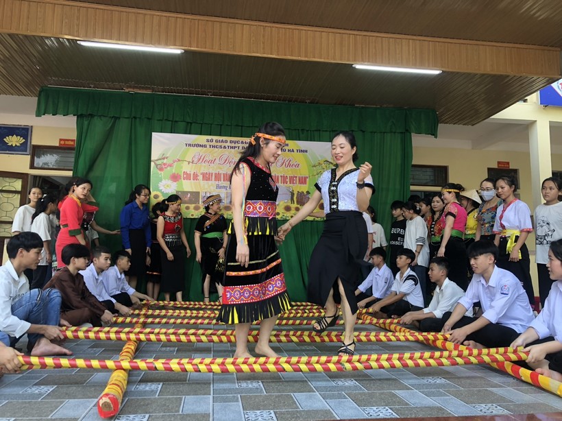 Học sinh và giáo viên Trường THCS&THPT dân tộc nội trú Hà Tĩnh cùng nhảy sạp tại Ngày hội Văn hóa, Thể thao các dân tộc Việt Nam. (Ảnh: Bá Hải).