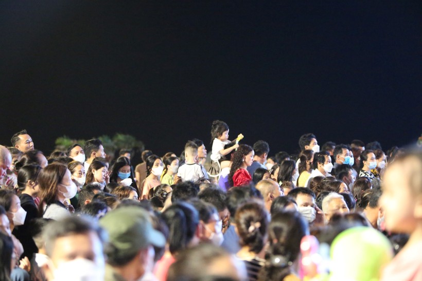 Hàng ngàn người đổ về Quảng trường khu du lịch Xuân Thành để thưởng thức Lễ khai trương du lịch biển Hà Tĩnh năm 2023. (Ảnh: T.T).