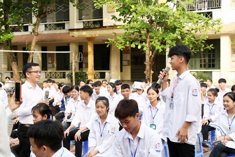 Học sinh, ĐVTN Trường THCS&THPT dân tộc nội trú Hà Tĩnh rất hào hứng khi được các đơn vị tuyển sinh tư vấn, hướng nghiệp (Ảnh: Bá Hải).