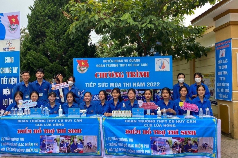 Đoàn viên ở Hà Tĩnh thực hiện công chương trình "Tiếp sức mùa thi" tại điểm thi tốt nghiệp THPT (Ảnh: Tỉnh đoàn Hà Tĩnh).