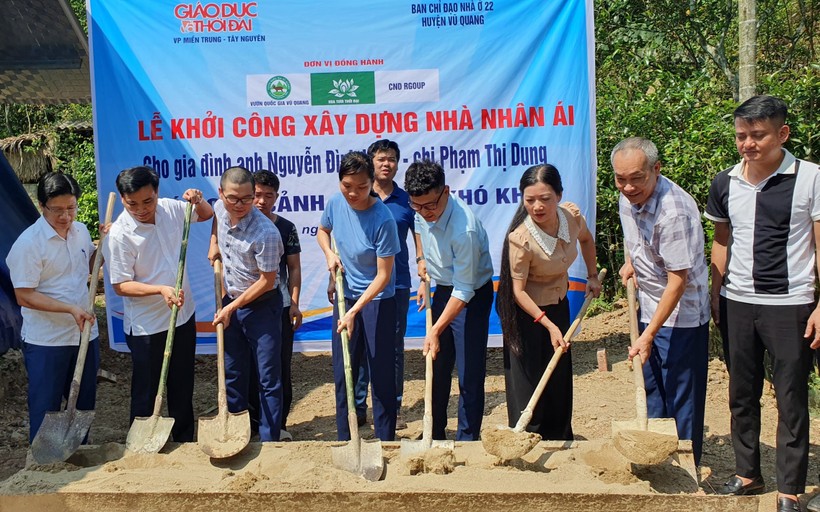 Đại biểu và các nhà tài trợ làm lễ động thổ khởi công xây dựng nhà nhân ái cho gia đình anh Nguyễn Đình Huân. (Ảnh: T.H).
