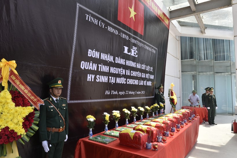 Lễ đón hài cốt 10 liệt sỹ quân tình nguyện và chuyên gia Việt Nam hy sinh tại Lào. (Ảnh: T.H).