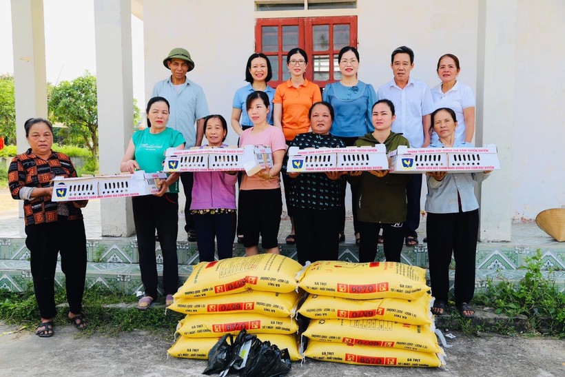 Hội phụ nữ Cẩm Xuyên (Hà Tĩnh) trao con giống và thức ăn chăn nuôi cho hội viên phụ nữ nghèo để phát triển mô hình sinh kế. (Ảnh: CTV).