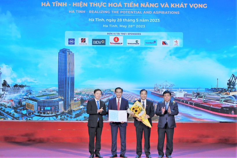 Phó thủ tướng Chính phủ Trần Hồng Hà và Bộ trưởng Bộ KH&ĐT Nguyễn Chí Dũng trao quyết định phê duyệt Quy hoạch tỉnh, tặng hoa chúc mừng Hà Tĩnh. 