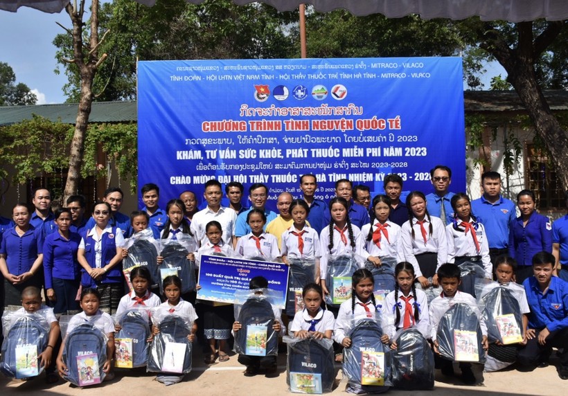 Nhiều món quà ý nghĩa của đoàn tình nguyện của Tỉnh đoàn Hà Tĩnh dành tặng học sinh có hoàn cảnh khó khăn ở nước bạn Lào. (Ảnh: CTV).