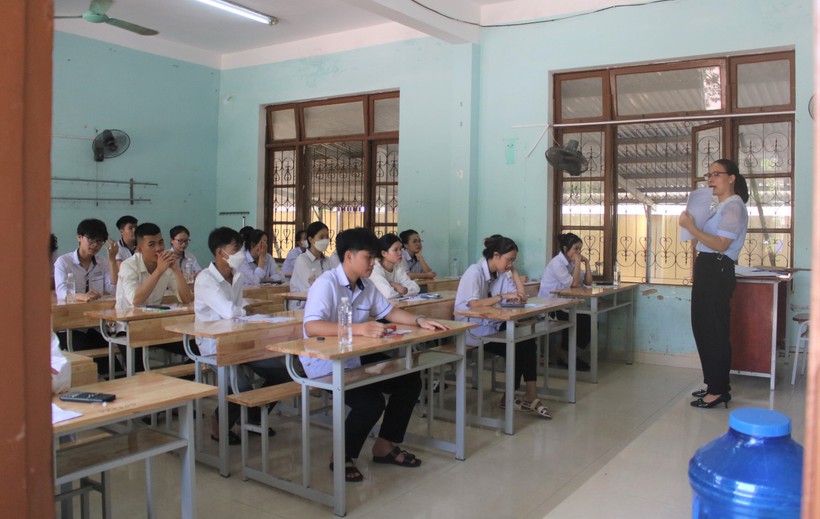 Cán bộ coi thi tại điểm thi Trường THPT Phan Đình Phùng (Quảng Bình) phổ biến Quy chế thi cho các thí sinh trước khi phát đề. (Ảnh: Tiến Hiệp).