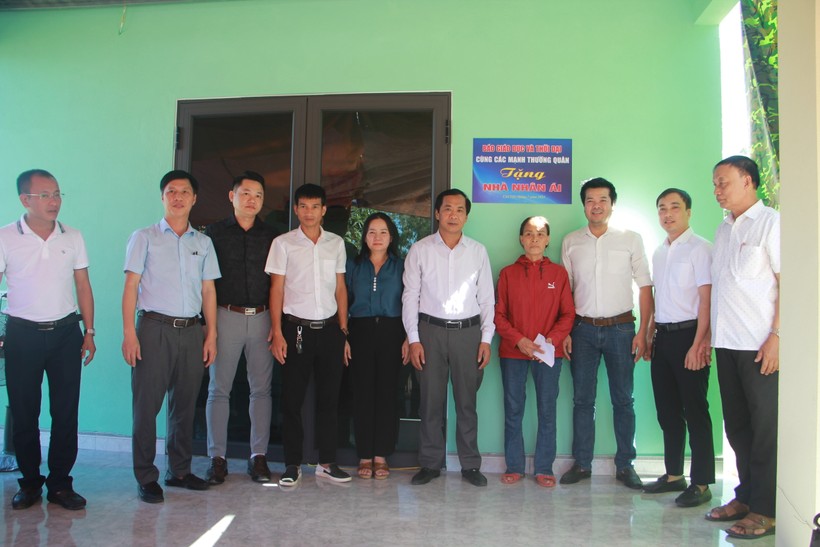 Đại diện Báo GD&TĐ, chính quyền địa phương cùng nhà tài trợ kéo băng khánh thành và bàn giao nhà nhân ái cho gia đình chị Võ Thị Thanh. (Ảnh: Vũ Long).