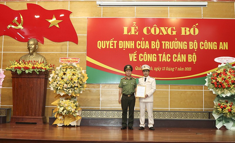 Thừa ủy quyền của Bộ trưởng Bộ Công an, Đại tá Nguyễn Hữu Hợp - Giám đốc Công an tỉnh đã trao quyết định cho Đại tá Hoàng Khắc Lương. (Ảnh: Q.V).