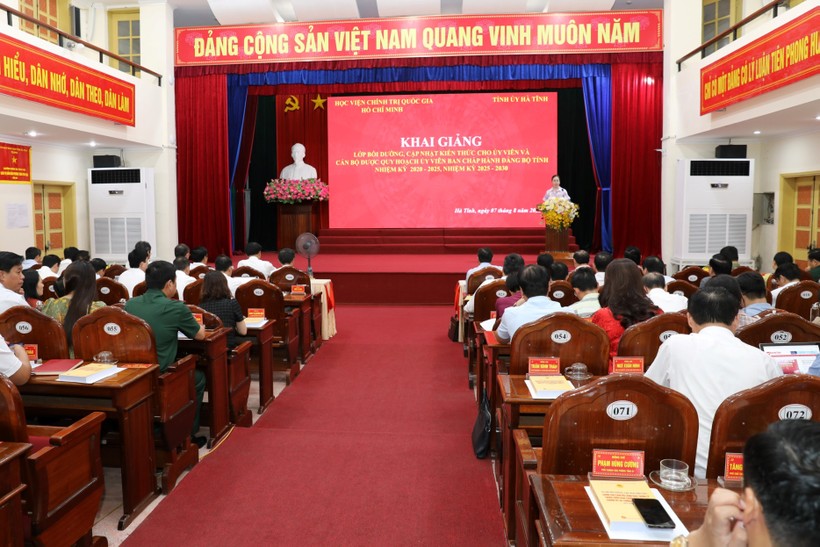 Lớp bồi dưỡng, cập nhật kiến thức cho cán bộ chủ chốt cấp tỉnh Hà Tĩnh.