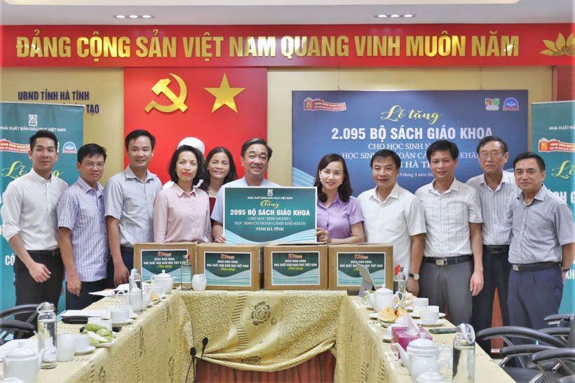 Lãnh đạo Sở GD&ĐT Hà Tĩnh tiếp nhận 2.095 bộ sách của Công ty CP Đầu tư và phát triển Giáo dục Hà Nội trao tặng học sinh khó khăn tại địa phương.