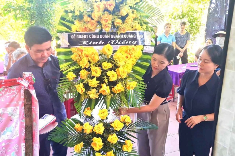 Công đoàn ngành Giáo dục Quảng Bình viếng, chia buồn và động viên gia đình cô giáo qua đời do tai nạn giao thông khi trên đường đi tập huấn.