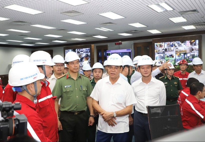 Chủ tịch UBND tỉnh Hà Tĩnh Võ Trọng Hải và đoàn công tác kiểm tra hoạt động tại Phòng Điều khiển trung tâm Nhà máy Nhiệt điện Vũng Áng 1.