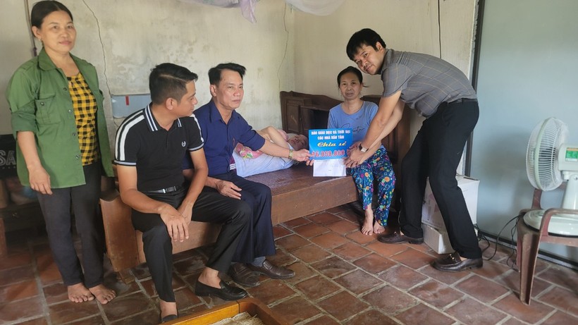 Đại diện Báo GD&TĐ trao hơn 16 triệu đồng đến gia đình em Nguyễn Ngọc Sáng. (Ảnh: Vũ Long)