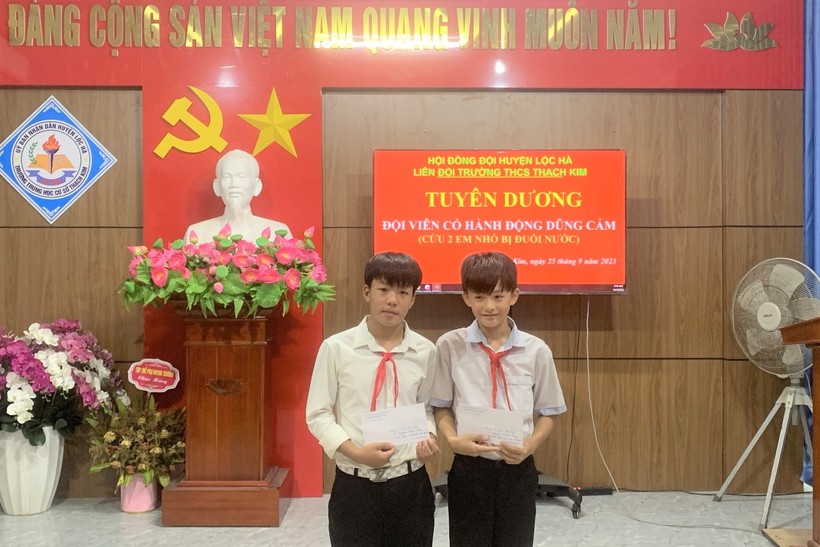Trường THCS Thạch Kim tuyên dương, khen thưởng 2 học sinh có hành động dũng cảm cứu người. (Ảnh: T.H)