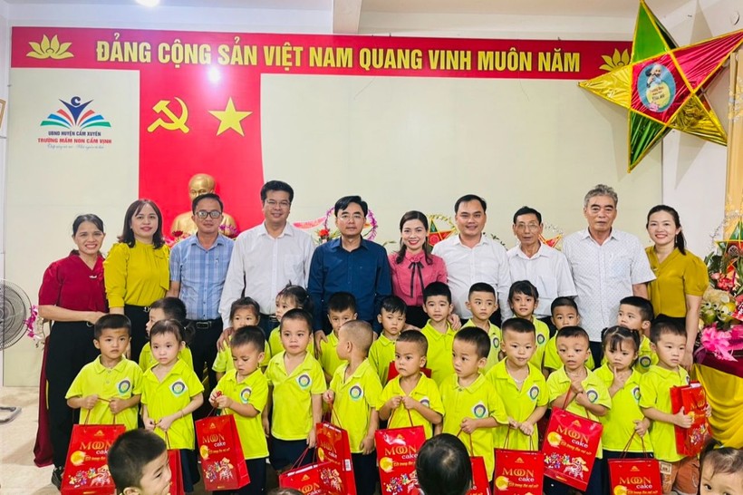 Nhà báo Nguyễn Văn Dũng cùng chính quyền địa phương trao quà cho các em trường Mầm non Cẩm Vịnh.