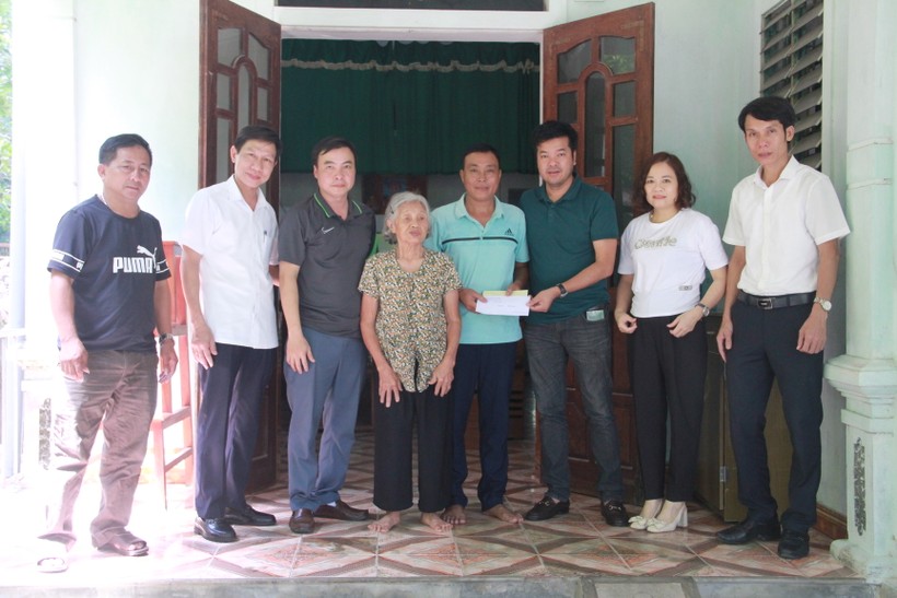 Đại diện VP Báo GD&TĐ phối hợp với Công đoàn ngành Giáo dục Hà Tĩnh trao quà hỗ trợ bé Phương Thảo.