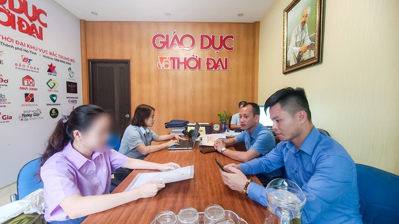 Cô Nguyễn Thị H.H. đến trực tiếp tại VP đại diện Báo GD&TĐ khu vực Bắc Trung Bộ để phản ánh việc chồng cũ bắt giữ con trái phép. (Ảnh: T.H)