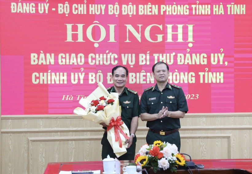 Trung tướng Nguyễn Anh Tuấn, Bí thư Đảng ủy, Chính ủy BĐBP Việt Nam tặng hoa chúc mừng Đại tá Nguyễn Thái Bình nhận nhiệm vụ mới.