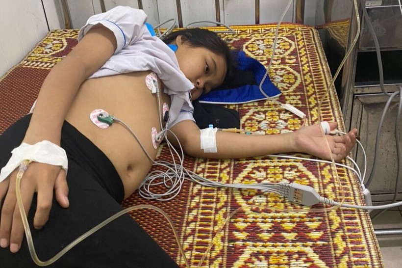 Nguyễn Thị Loan phải cấp cứu tại bệnh viện do biến chứng của bệnh xơ gan bẩm sinh.