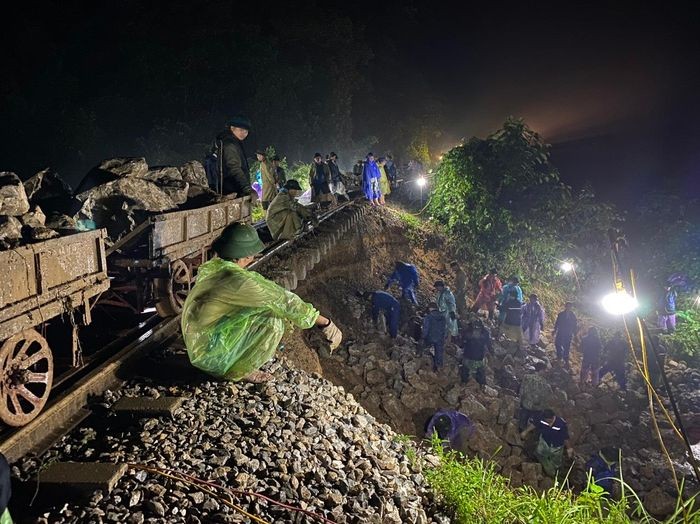 Hơn 100 công nhân được huy động khắc phục sự cố đường sắt Bắc - Nam qua Hà Tĩnh bị sạt lở do mưa lũ.