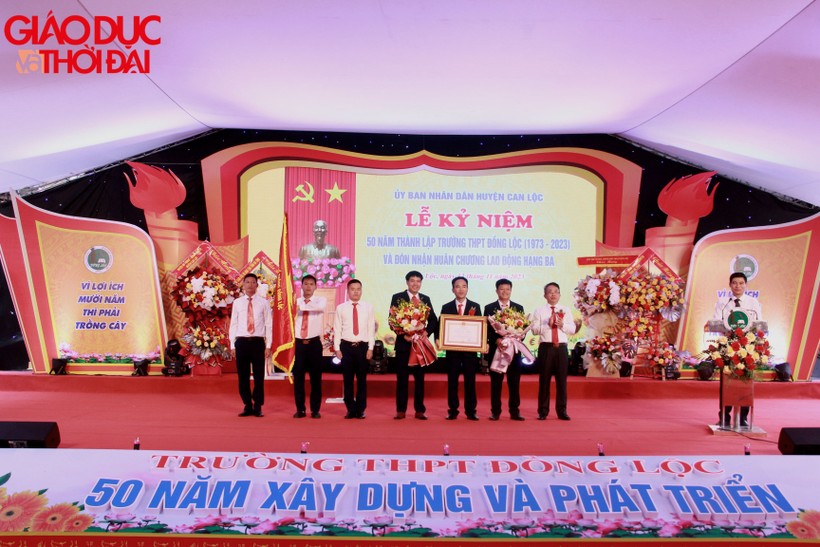 Trường THPT Đồng Lộc đón nhận Huân chương Lao động hạng Ba. 
