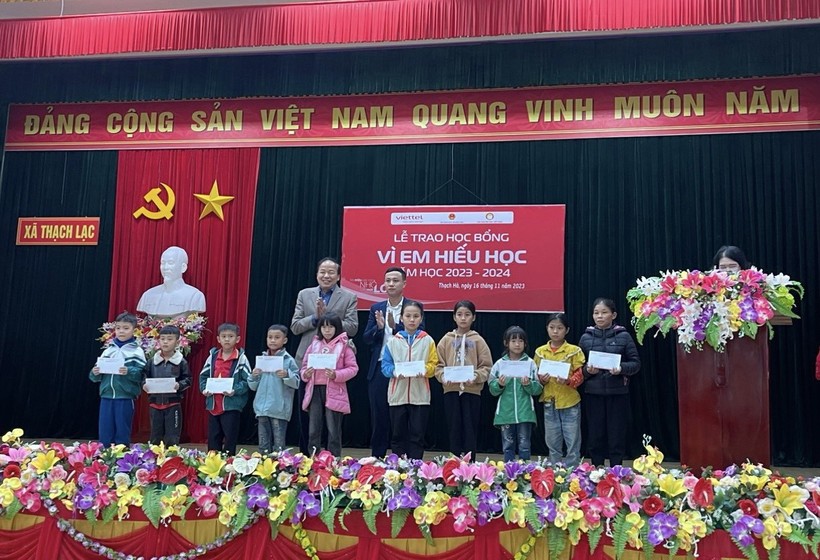 Đại diện Viettel Hà Tĩnh trao học bổng "Vì em hiếu học" cho các em học sinh.