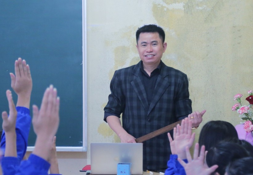 Với nỗ lực trong công tác giảng dạy, thầy Lê Đình Tần đã đạt nhiều thành tích đáng ngưỡng mộ tại ngôi trường vùng biên. (Ảnh: NVCC)