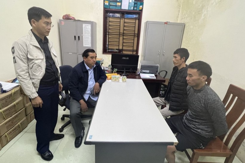 Lãnh đạo Công an huyện Cẩm Xuyên, Trại giam Xuân Hà thẩm vấn 2 phạm nhân sau khi bị bắt giữ. (Ảnh: CA cung cấp)