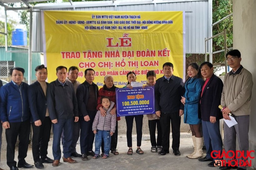 Đại diện Hội đồng hương Đỉnh Bàn, Ban liên lạc họ Hồ tại Hà Tĩnh trao tiền hỗ trợ.