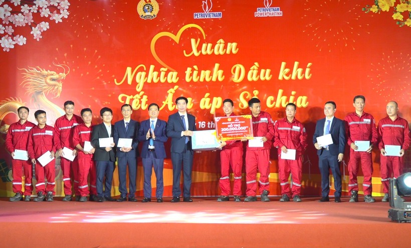  Công đoàn Dầu khí Việt Nam đã hỗ trợ Công ty Điện lực Dầu khí Hà Tĩnh 200 triệu đồng để trao quà cho người lao động có hoàn cảnh khó khăn, mắc bệnh hiểm nghèo, bị tai nạn lao động nhân dịp tết Nguyên đán.