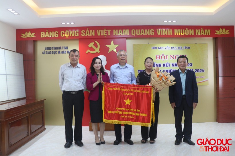 Trao Cờ đơn vị xuất sắc trong phong trào thi đua năm 2023 của Chính phủ cho Hội Khuyến học tỉnh Hà Tĩnh.