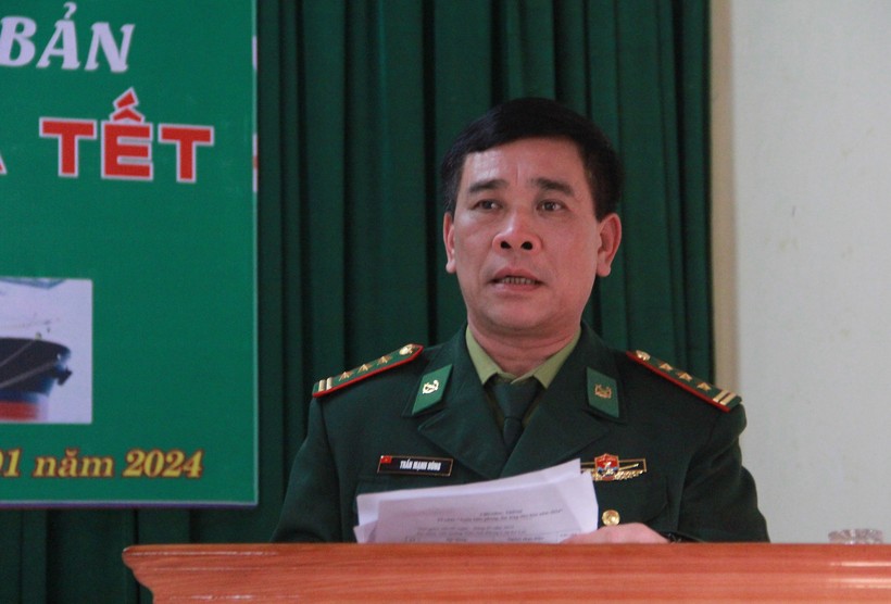 Thượng tá Trần Mạnh Hùng phát biểu tại chương trình trao quà.