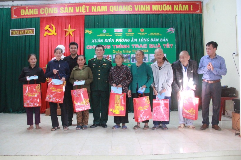  Ban chỉ huy Biên phòng cửa khẩu cảng Vũng Áng – Sơn Dương phối hợp với VP đại diện Báo GD&TĐ khu vực MT-TN và các nhà hảo tâm trao quà Tết đến người dân khó khăn ở xã Kỳ Lợi.