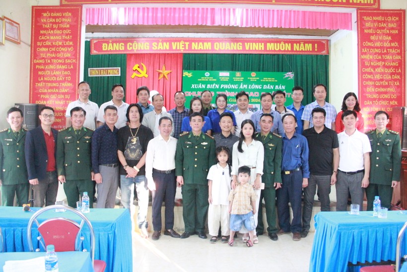Cán bộ Ban Chỉ huy Biên phòng Cảng Vũng Áng – Sơn Dương, đại diện chính quyền địa phương và các nhà hảo tâm chụp ảnh lưu niệm tại chương trình trao quà.