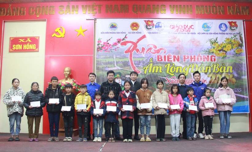 Đại diện Báo GD&TĐ, Trường Đại học Hà Tĩnh và Phòng Giáo dục huyện Hương Sơn tặng quà cho các em học sinh nghèo vượt khó.