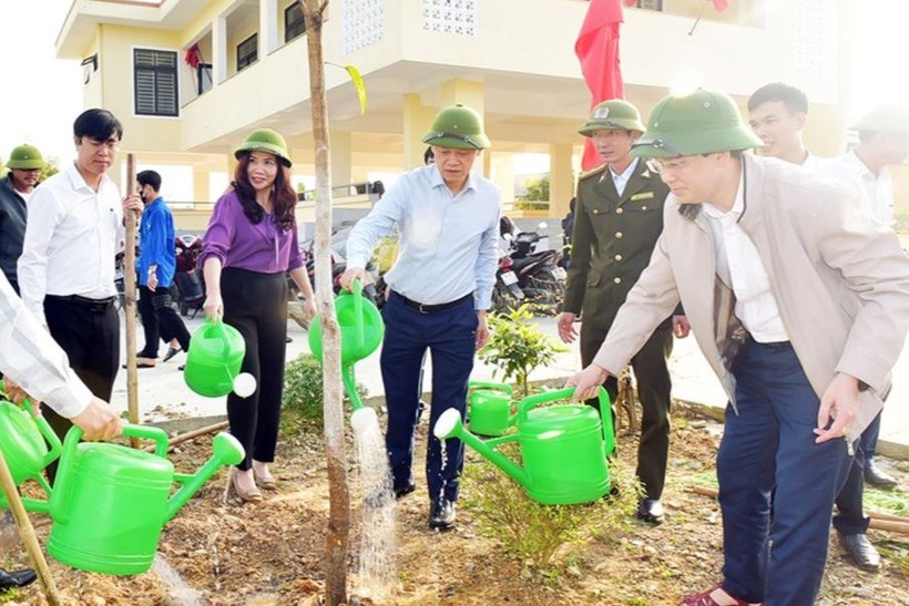 Ông Nguyễn Hồng Lĩnh - Phó Chủ tịch UBND tỉnh tham dự lễ phát động ra quân tết trồng cây tại huyện Hương Khê.