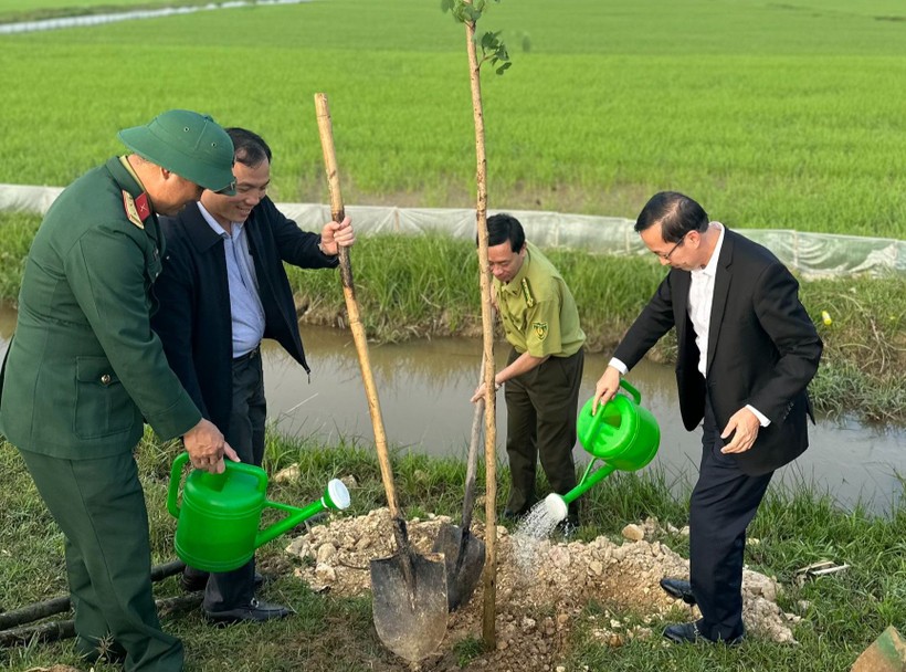 Bí thư Tỉnh ủy Hoàng Trung Dũng cùng lãnh đạo UBND tỉnh, huyện, Chi cục kiểm lâm và các đơn vị tham gia trồng cây xanh ở huyện Can Lộc (Hà Tĩnh).