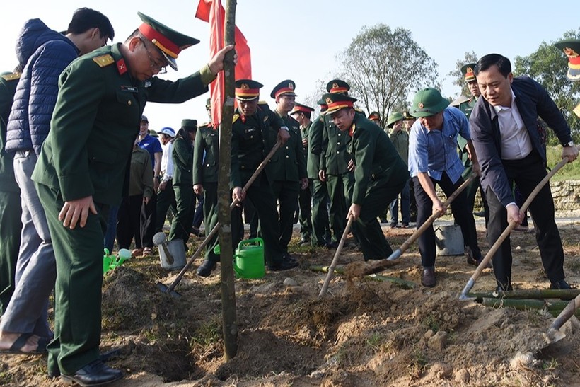 Huyện Thạch Hà tổ chức lễ phát động Tết trồng cây xuân Giáp Thìn và ra quân xây dựng NTM, đô thị văn minh năm 2024.