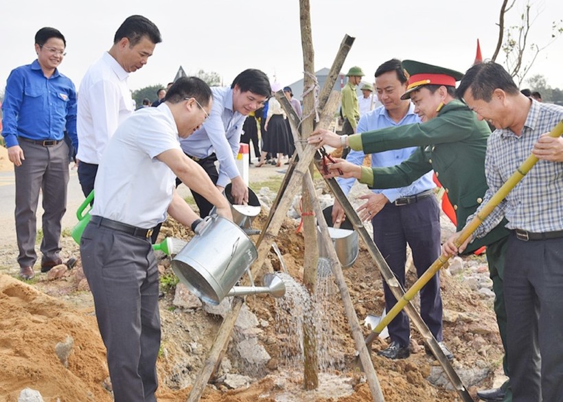 Ông Hà Văn Hùng - Trưởng ban Tuyên giáo Tỉnh ủy tại Lễ ra quân trồng cây xanh đầu Xuân Giáp Thìn 2024 ở huyện Lộc Hà.