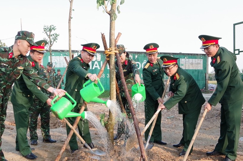 Bộ Chỉ huy Quân sự Hà Tĩnh tham gia trồng cây tại khuôn viên cơ quan.