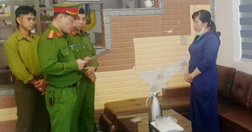Cơ quan điều tra thi hành quyết định khởi tố Phùng Hà Trang. (Ảnh: CACC)