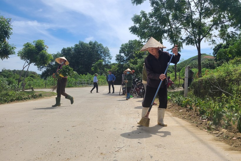 Người dân thôn Hoa Tiến (xã Kỳ Hoa) phấn khởi dọn sạch con đường bê tông do Formosa tài trợ để đón Tết.