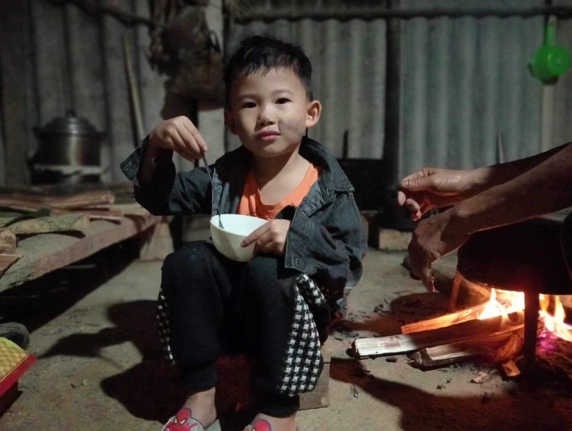 Mới 4 tuổi nhưng bé Huy Thông đã phải chịu nhiều thiệt thòi khi cả bố và mẹ bị trọng bệnh.