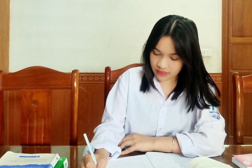 Với đam mê và nỗ lực trong học tập, Hà Linh là tấm gương sáng cho học sinh ở Trường THPT Cao Thắng (Ảnh: M.N)