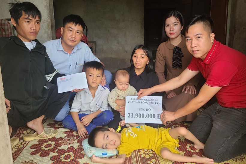 PV Báo GD&TĐ cùng đại diện chính quyền địa phương trao quà bạn đọc đến gia đình anh Sơn. (Ảnh: Phan Nghĩa)