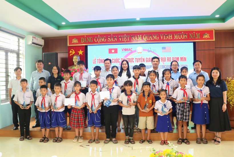 Ban tổ chức trao giải cho những học sinh đạt thành tích xuất sắc trong cuộc thi.