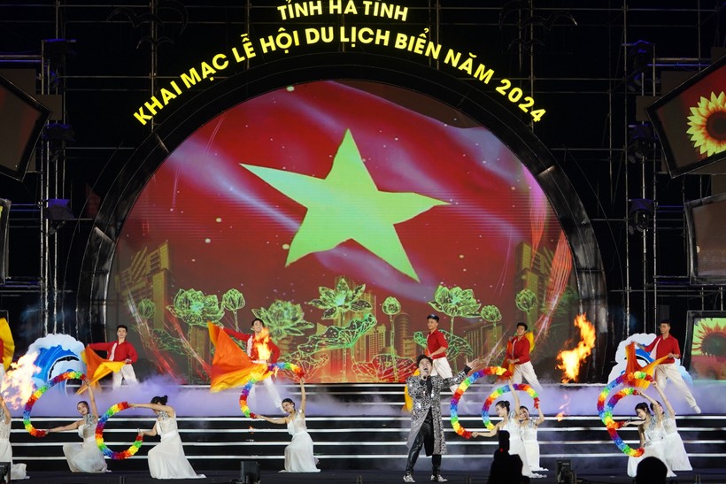 Chương trình nghệ thuật trong đêm khai mạc Lễ hội du lịch biển Hà Tĩnh năm 2024 có sự tham dự của nhiều ca sĩ nổi tiếng.