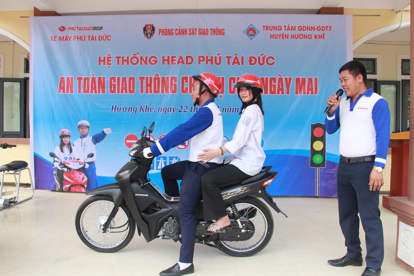Đại diện Hệ thống Cửa hàng xe máy Phú Tài Đức hướng dẫn lái xe an toàn cho học sinh.